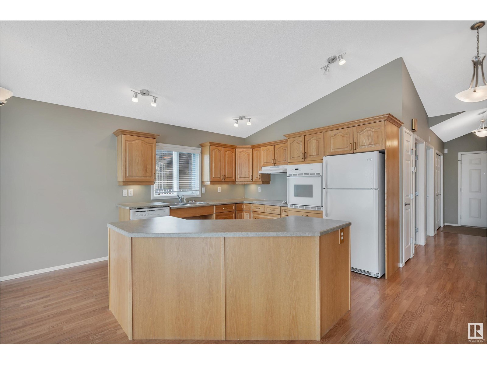 Photo 42 of 4927 152 Av Nw, Edmonton AB