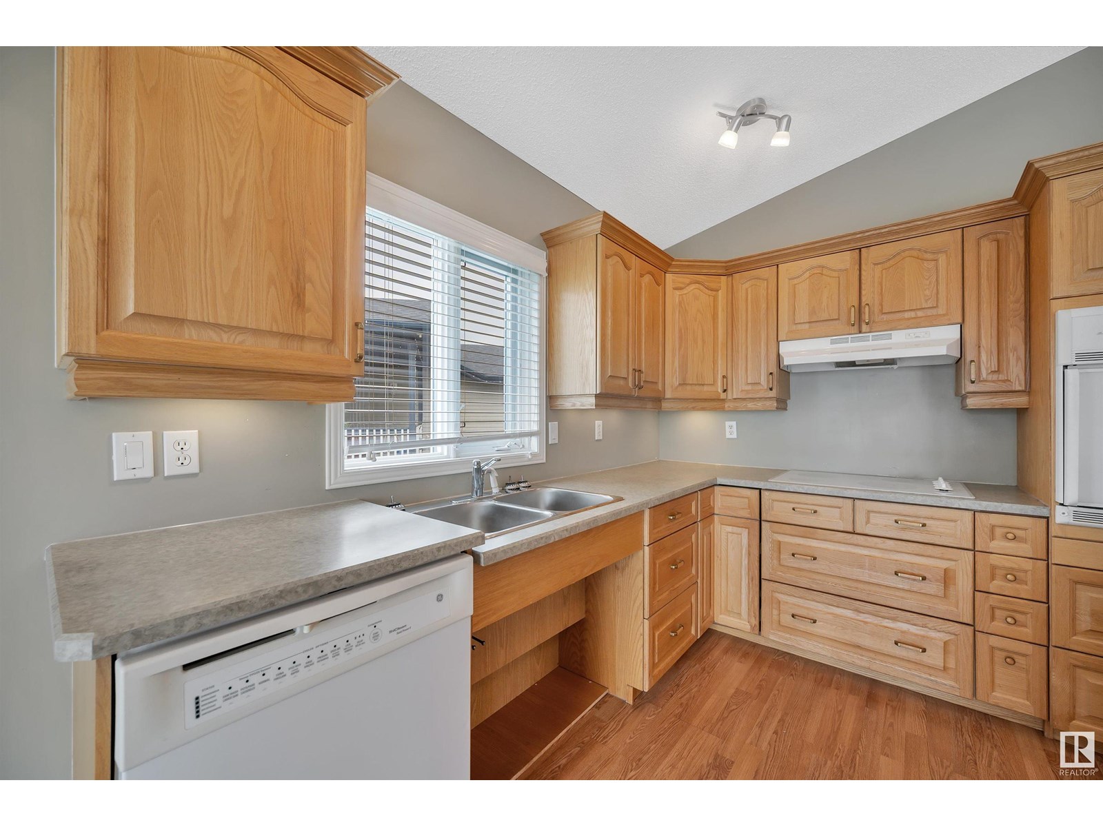 Photo 10 of 4927 152 Av Nw, Edmonton AB