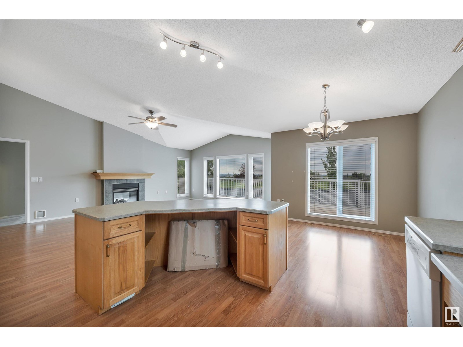 Photo 37 of 4927 152 Av Nw, Edmonton AB