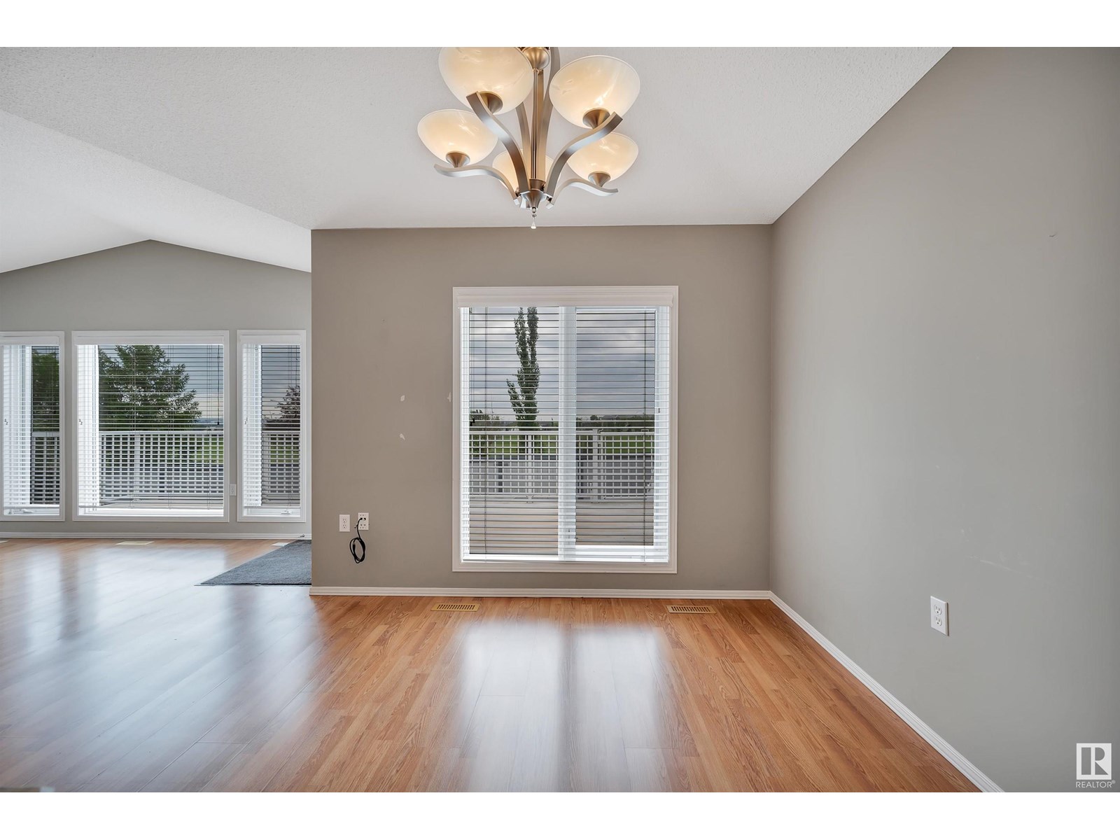 Photo 18 of 4927 152 Av Nw, Edmonton AB
