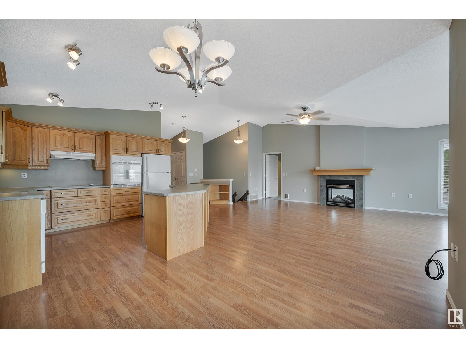 Photo 9 of 4927 152 Av Nw, Edmonton AB