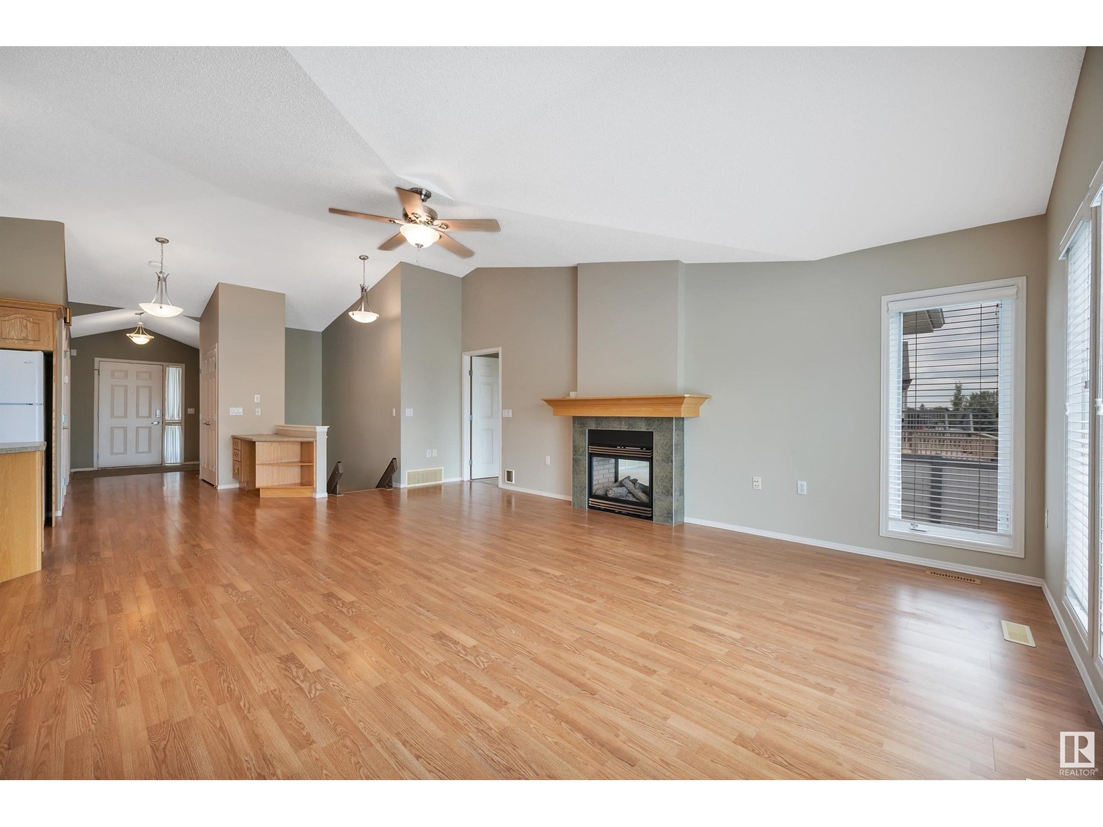 Photo 15 of 4927 152 Av Nw, Edmonton AB