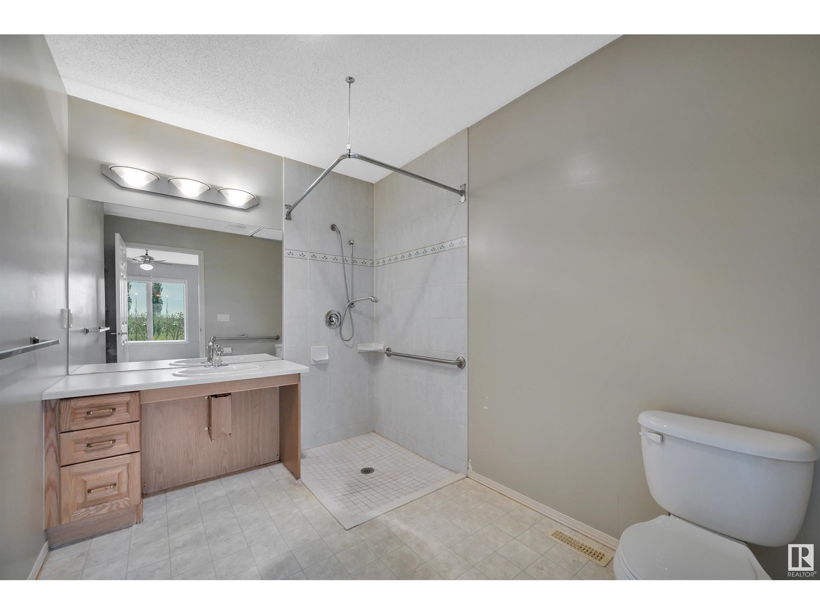 Photo 48 of 4927 152 Av Nw, Edmonton AB