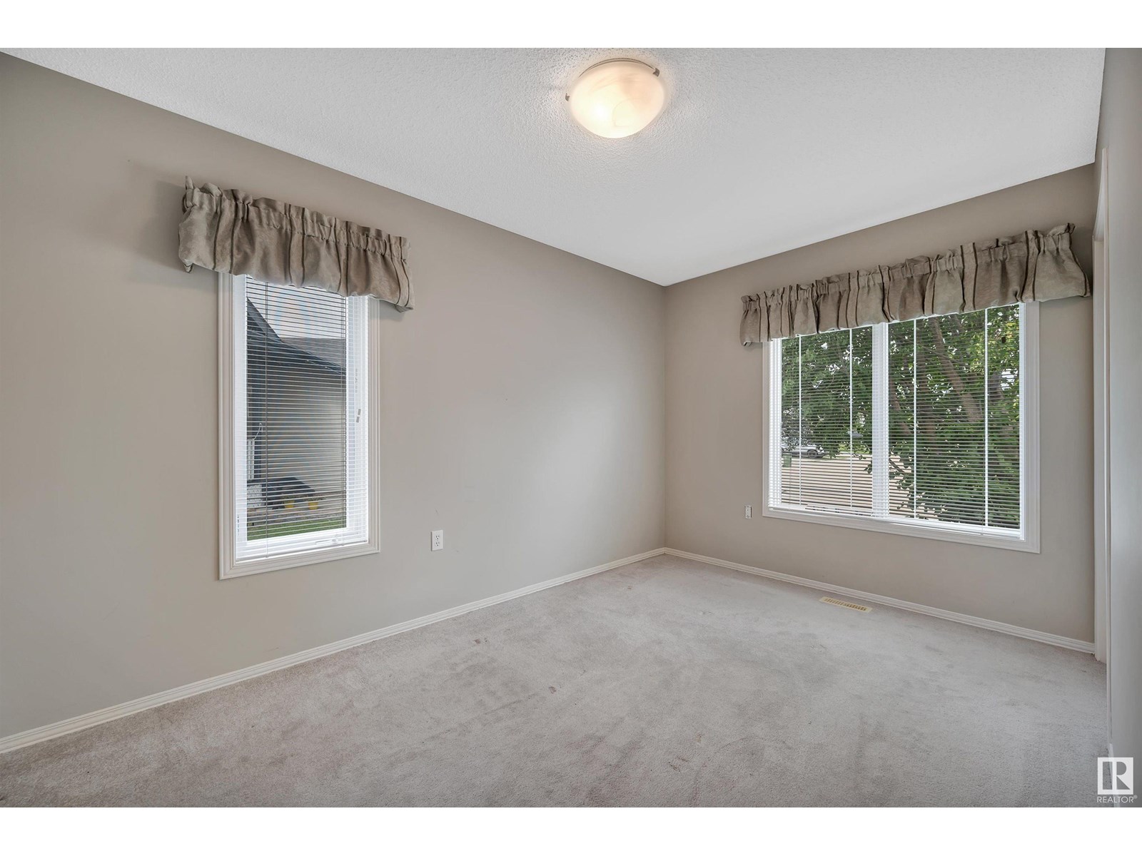 Photo 14 of 4927 152 Av Nw, Edmonton AB