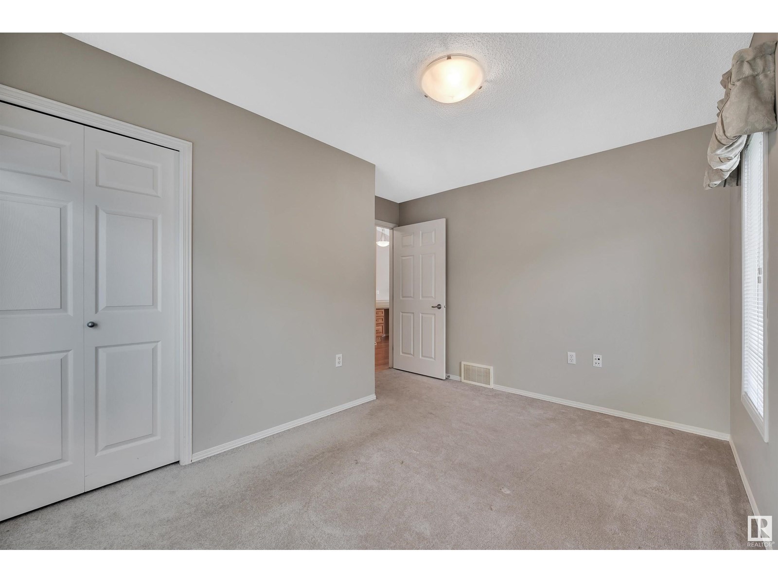 Photo 50 of 4927 152 Av Nw, Edmonton AB