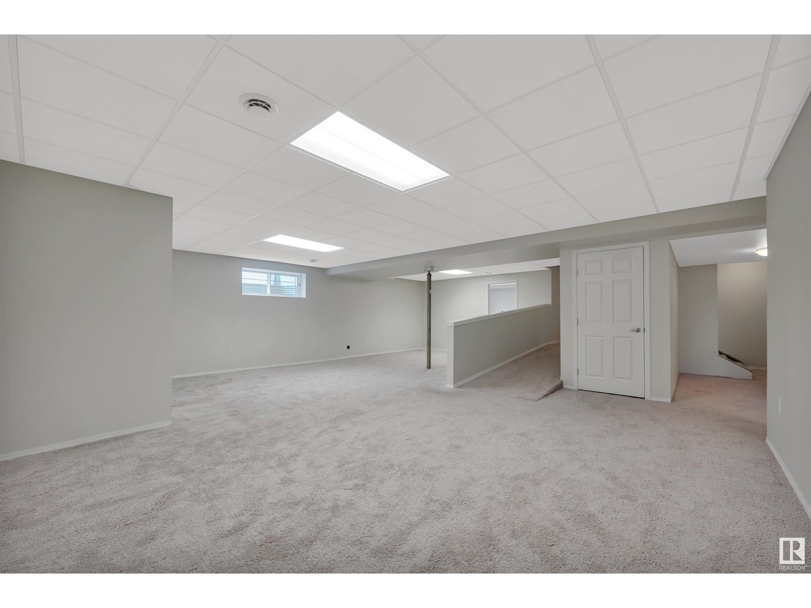 Photo 12 of 4927 152 Av Nw, Edmonton AB