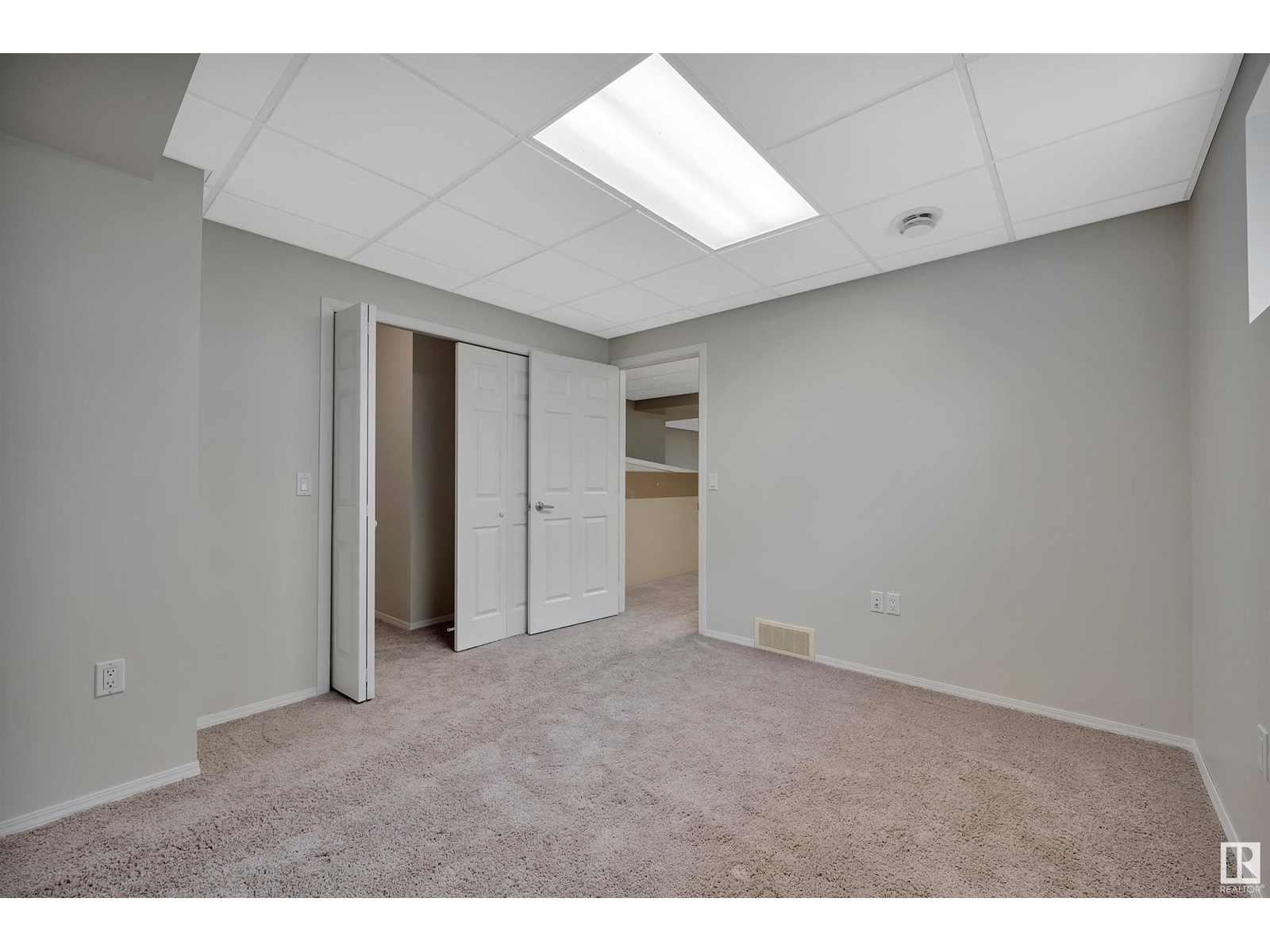 Photo 31 of 4927 152 Av Nw, Edmonton AB