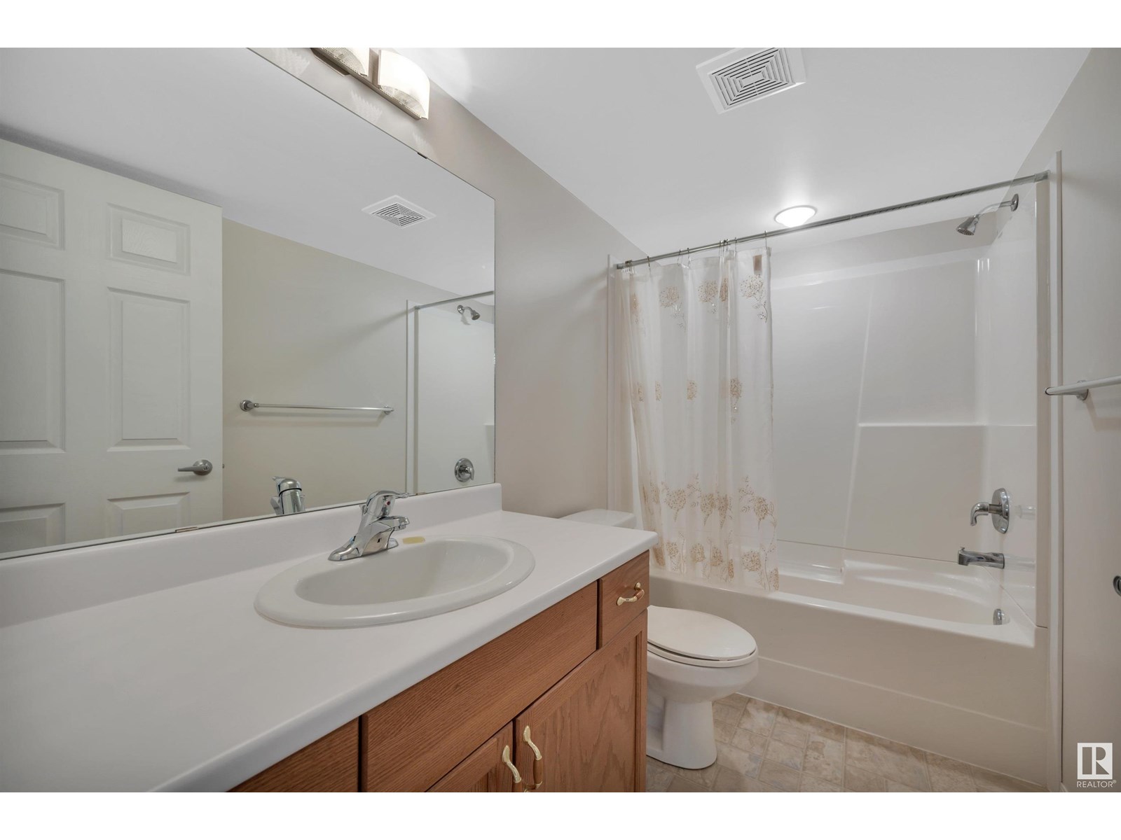Photo 3 of 4927 152 Av Nw, Edmonton AB