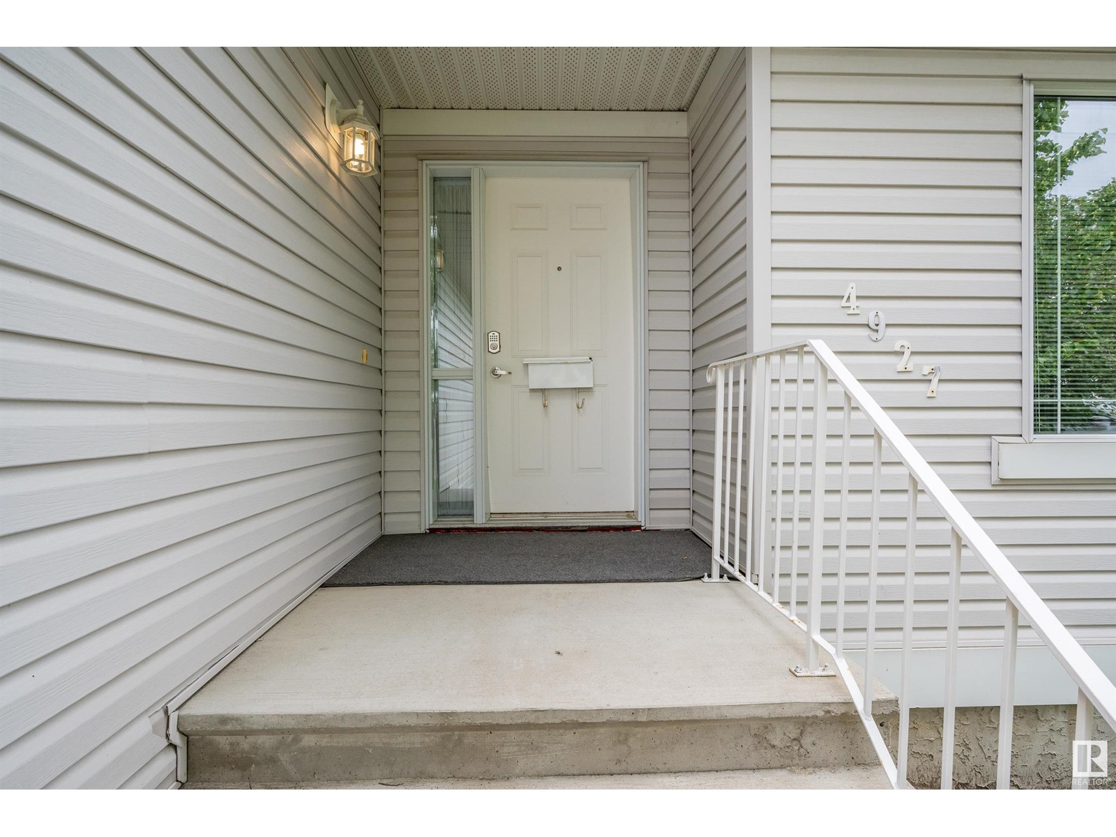 Photo 1 of 4927 152 Av Nw, Edmonton AB