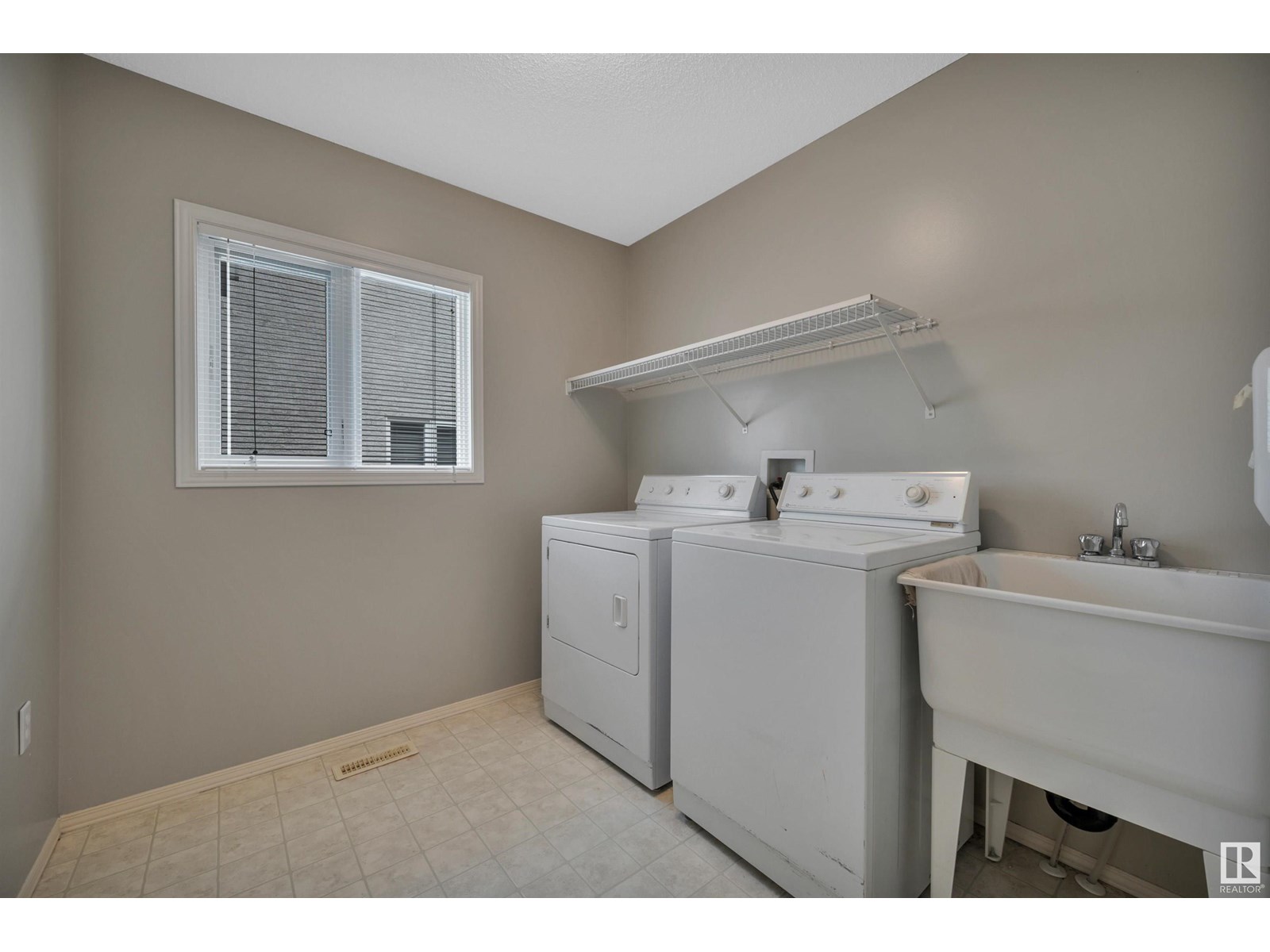 Photo 2 of 4927 152 Av Nw, Edmonton AB