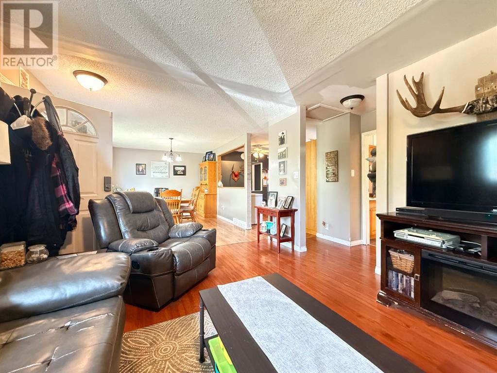 Photo 10 of 213 3 Street W, Lashburn SK