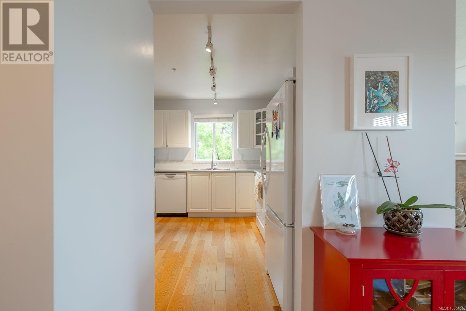 Photo 8 of 301 24 Prideaux St, Nanaimo BC