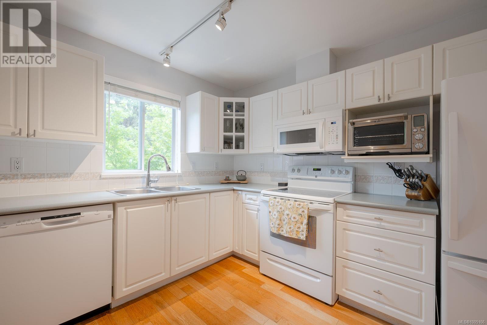 Photo 14 of 301 24 Prideaux St, Nanaimo BC