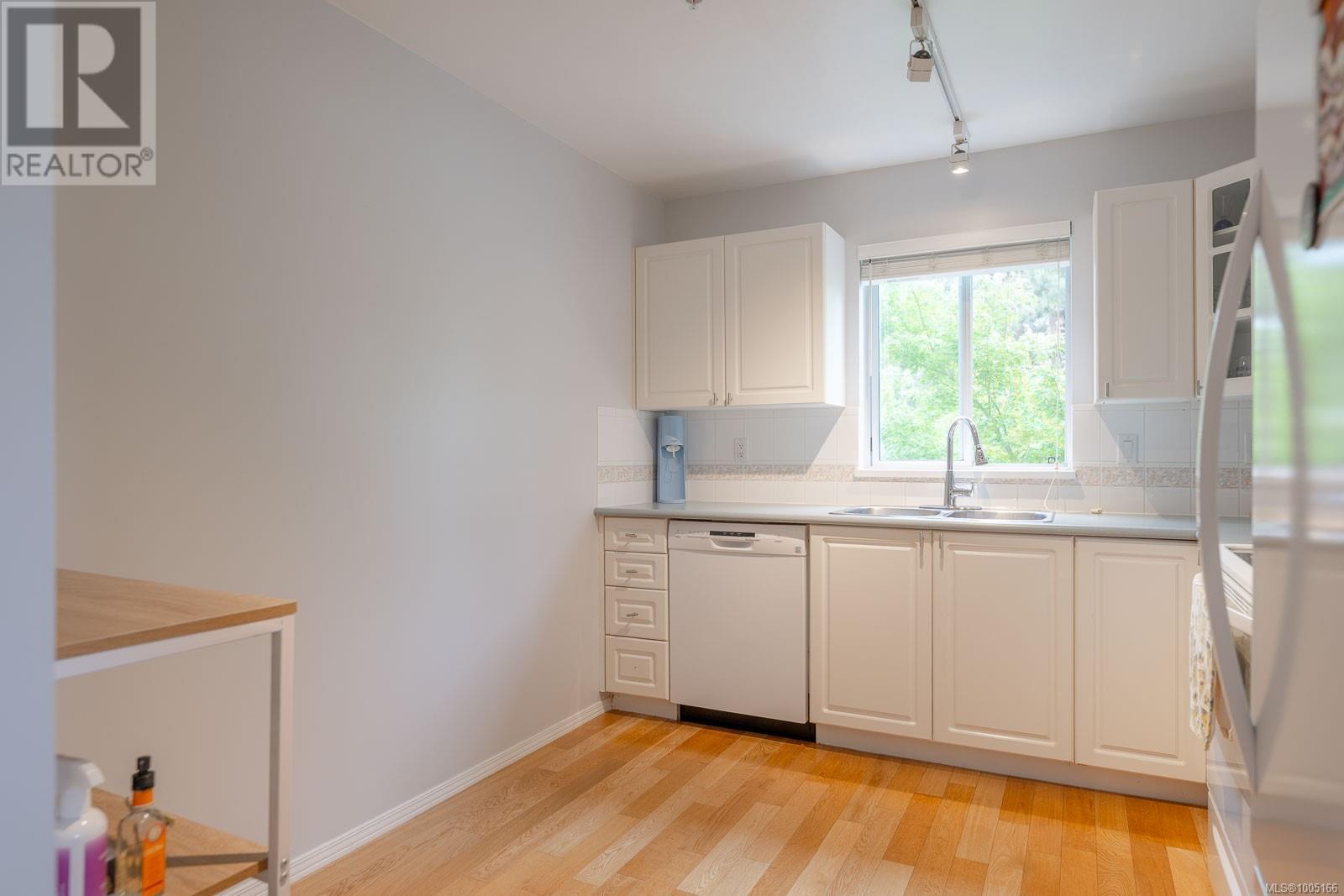Photo 9 of 301 24 Prideaux St, Nanaimo BC