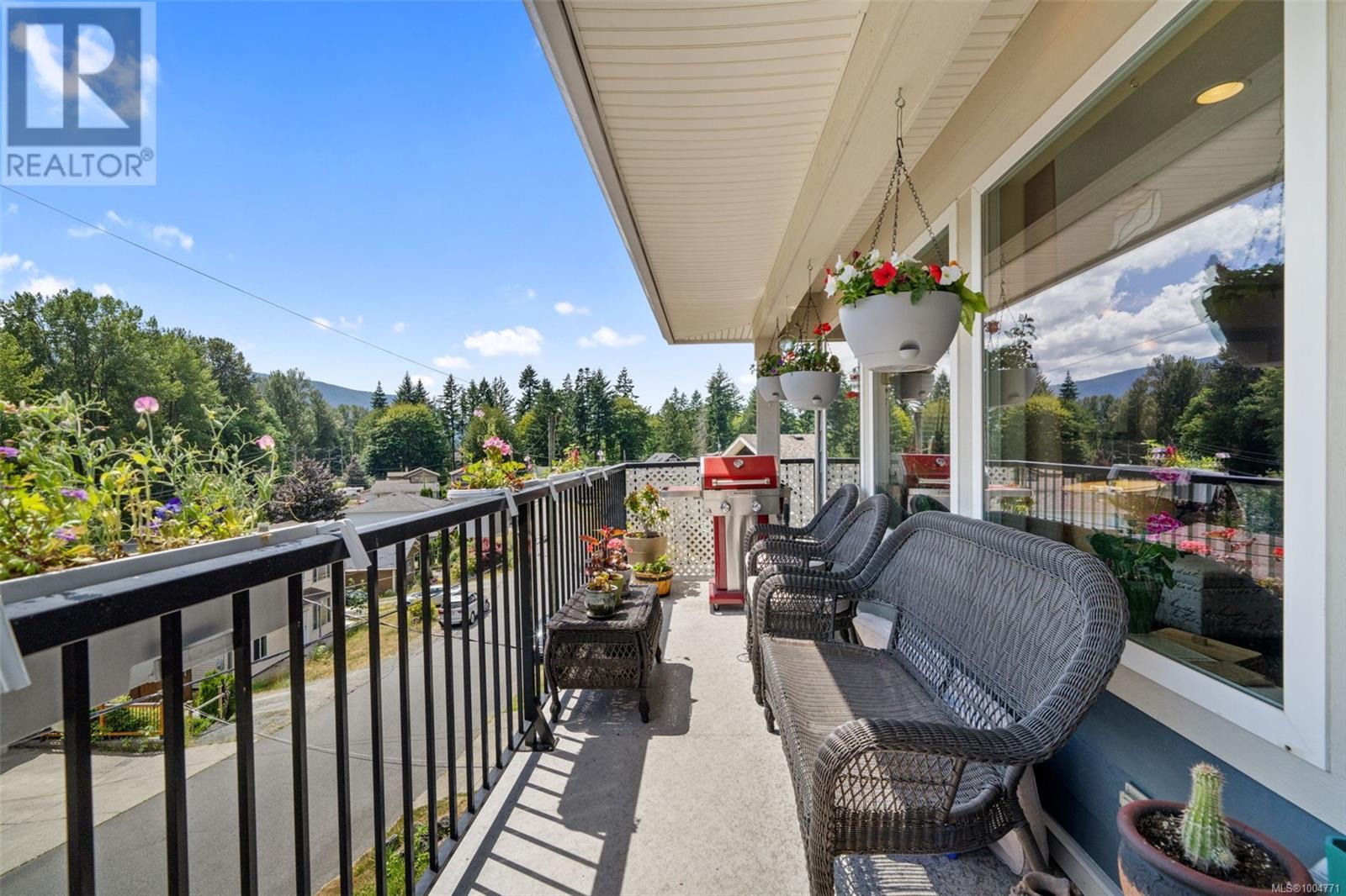 Photo 4 of 290 Carnell Dr, Lake Cowichan BC