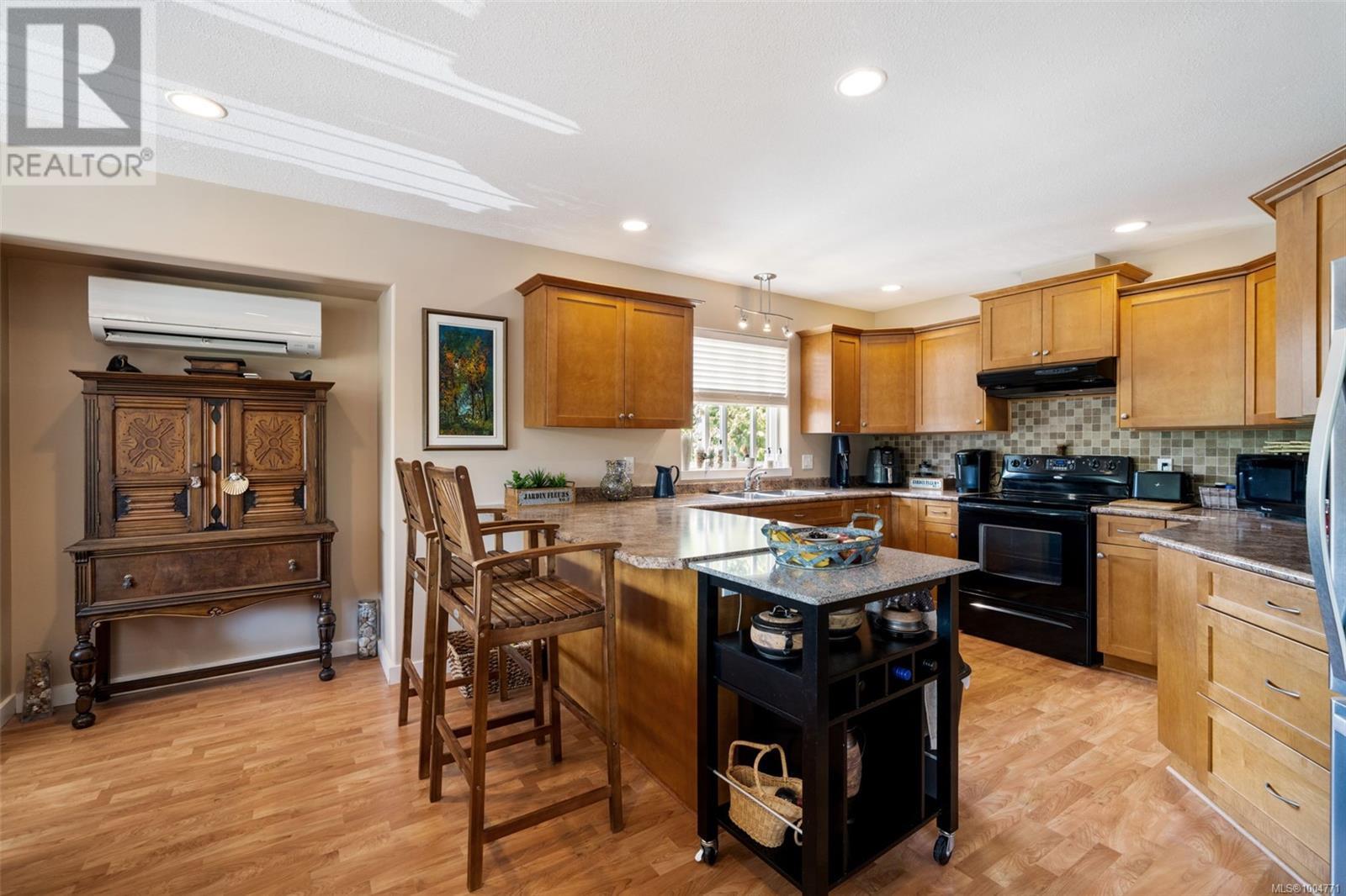Photo 16 of 290 Carnell Dr, Lake Cowichan BC