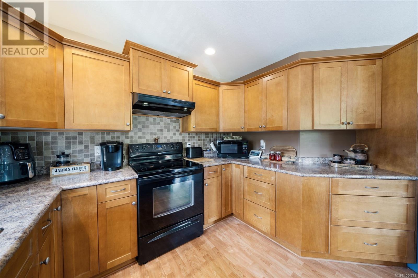 Photo 30 of 290 Carnell Dr, Lake Cowichan BC