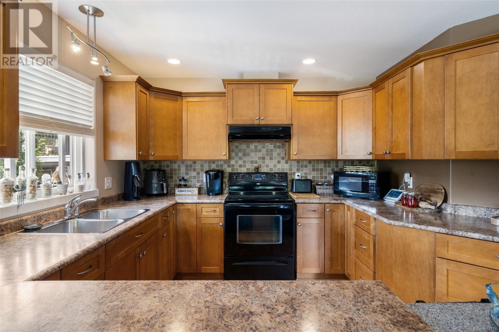 Photo 8 of 290 Carnell Dr, Lake Cowichan BC