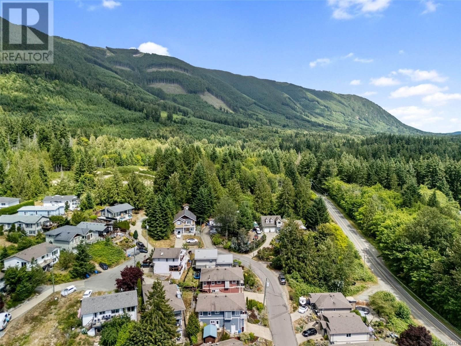Photo 18 of 290 Carnell Dr, Lake Cowichan BC