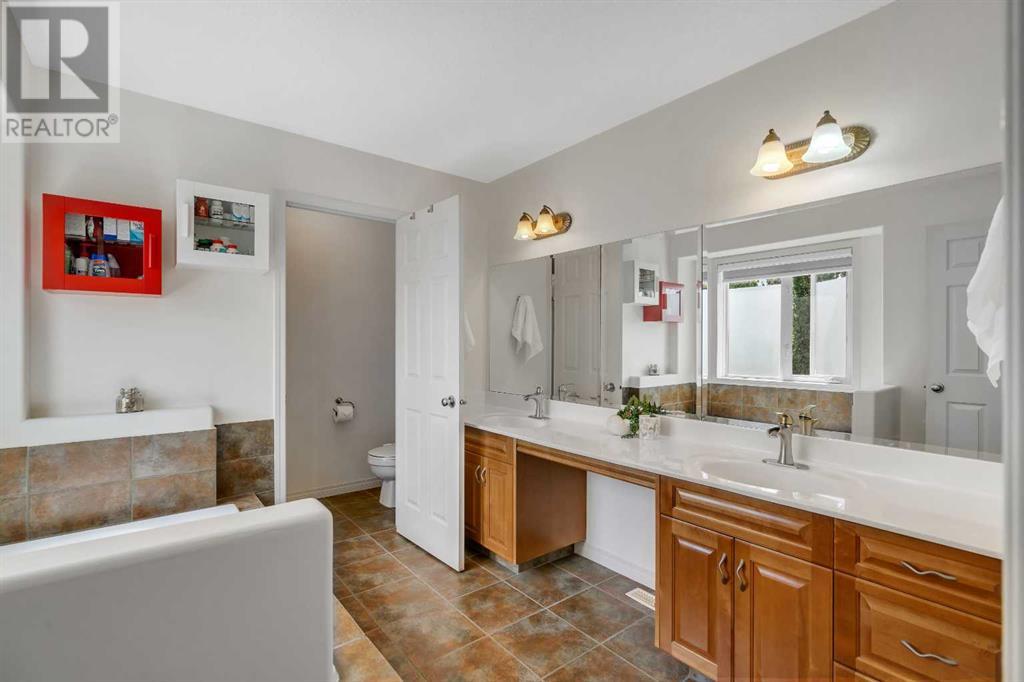 Single Family House for Sale in  Rockbluff Place NW Rocky Ridge Calgary 