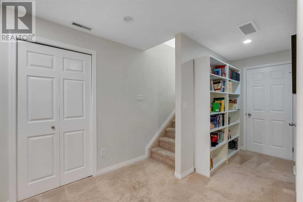 Single Family House for Sale in  Rockbluff Place NW Rocky Ridge Calgary 