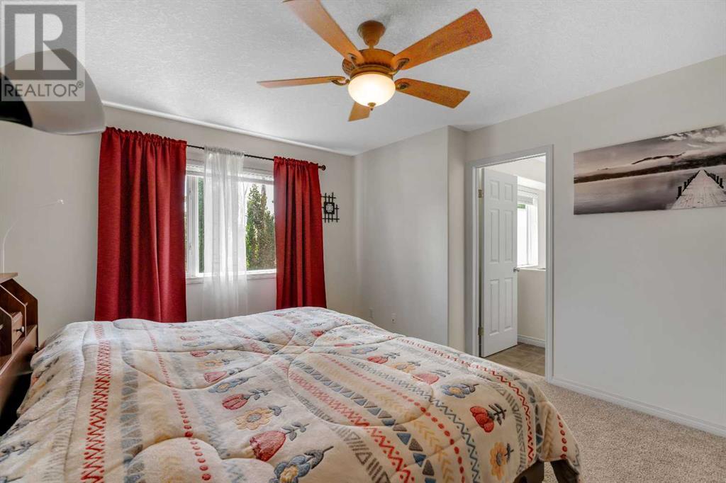 Single Family House for Sale in  Rockbluff Place NW Rocky Ridge Calgary 