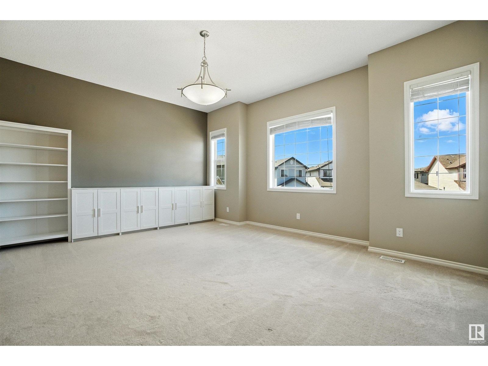 Photo 3 of 16713 58 A St Nw, Edmonton AB