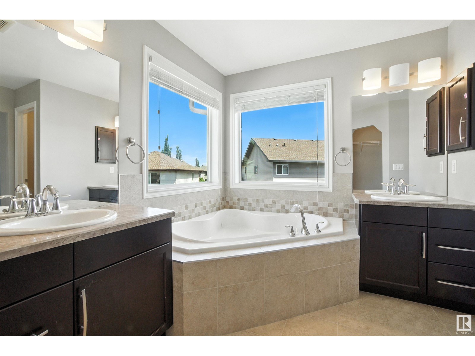 Photo 11 of 16713 58 A St Nw, Edmonton AB