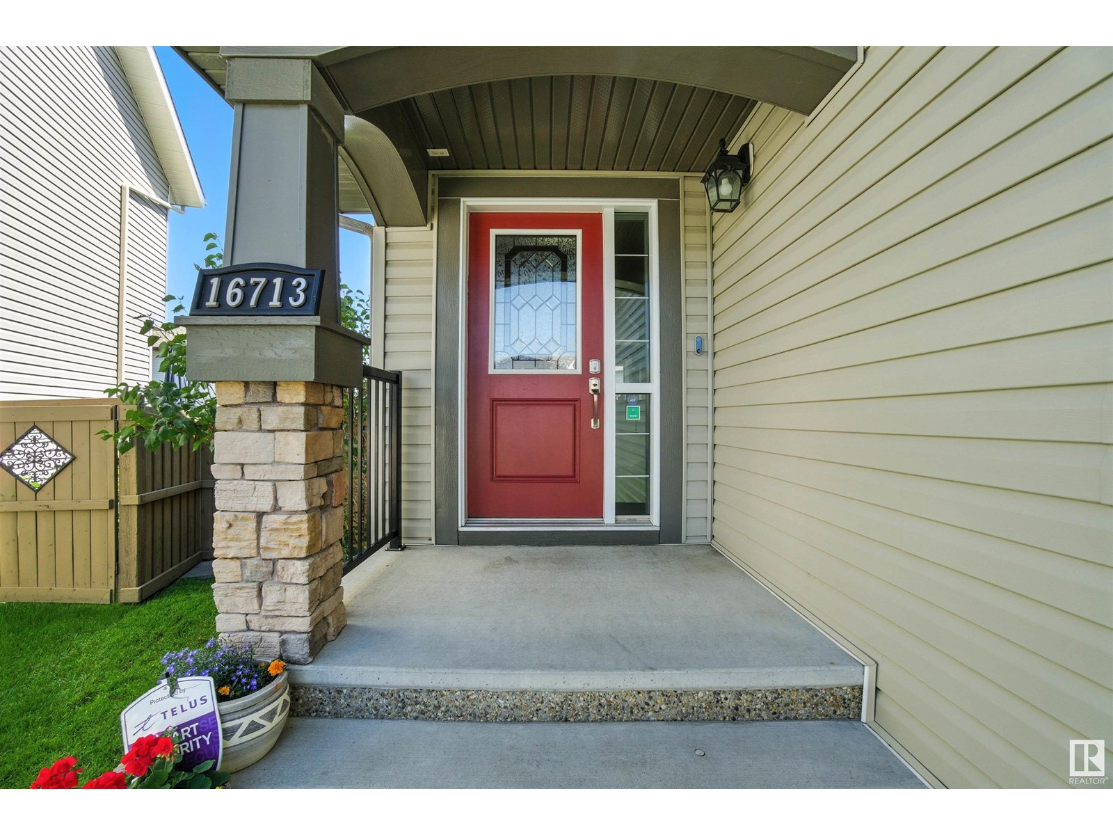 Photo 10 of 16713 58 A St Nw, Edmonton AB