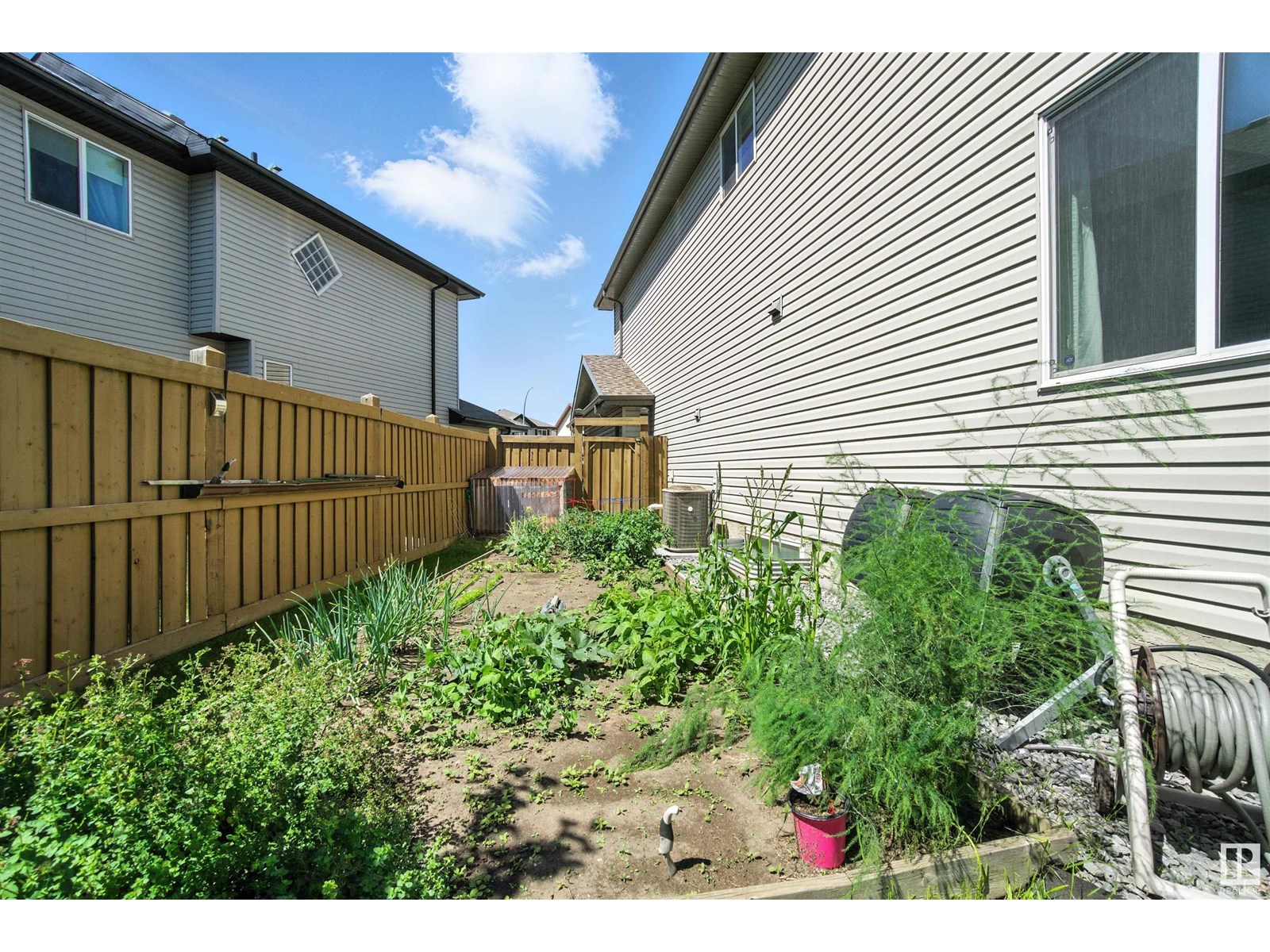 Photo 58 of 16713 58 A St Nw, Edmonton AB