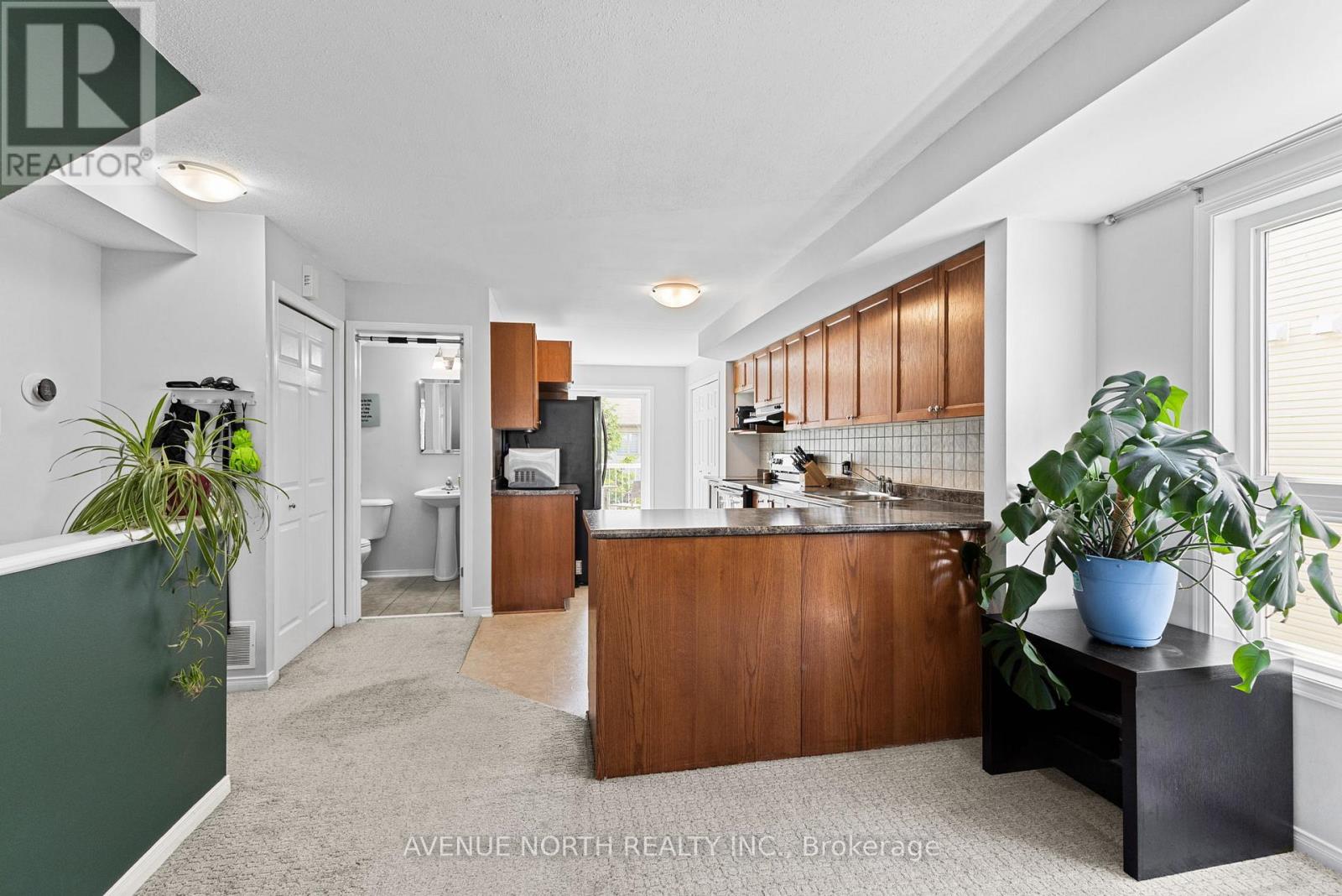 https://ddfcdn.realtor.ca/listing/TS638873402380730000/reb76/highres/9/x12265709_9.jpg