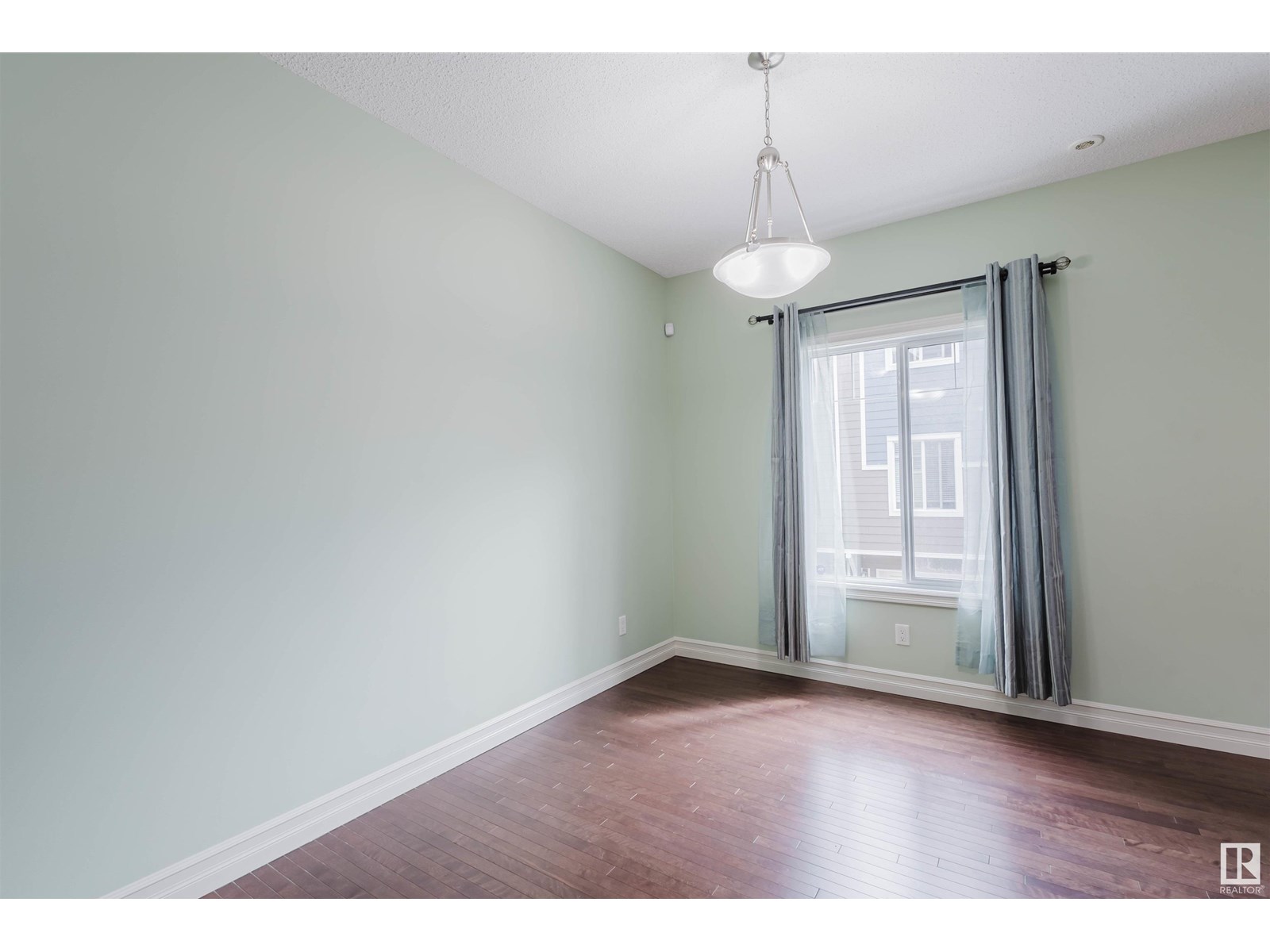 Photo 10 of 96 2003 Rabbit Hill Rd Nw, Edmonton AB