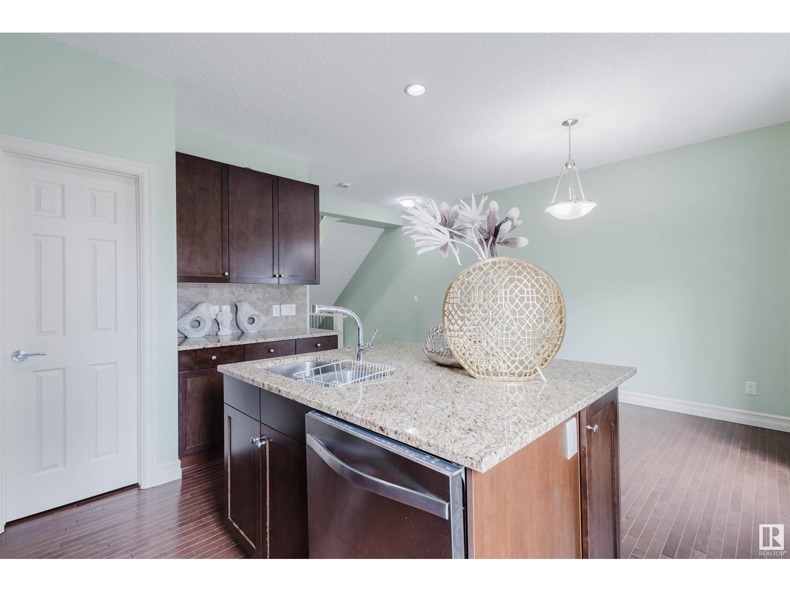 Photo 20 of 96 2003 Rabbit Hill Rd Nw, Edmonton AB