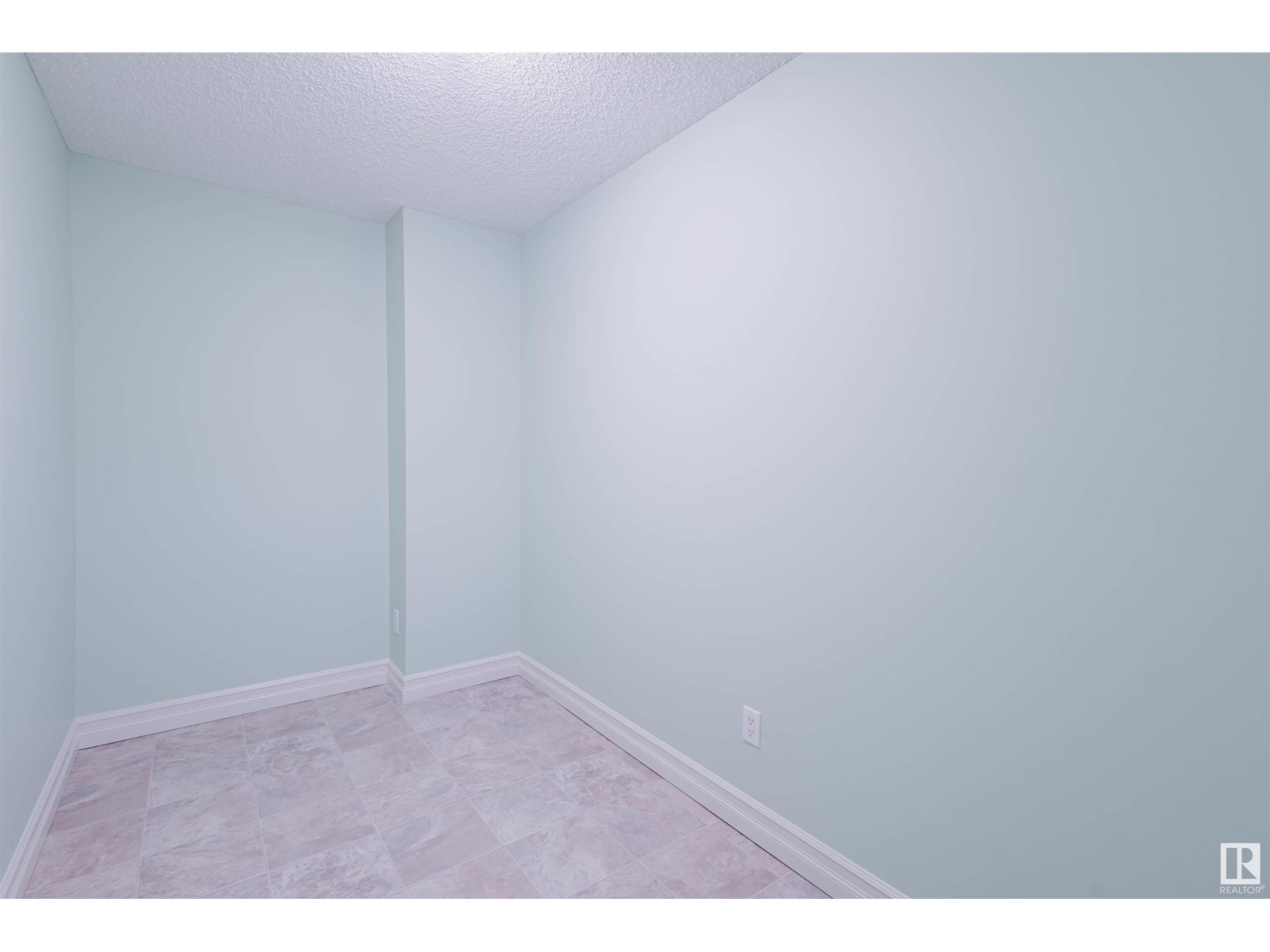 Photo 33 of 96 2003 Rabbit Hill Rd Nw, Edmonton AB