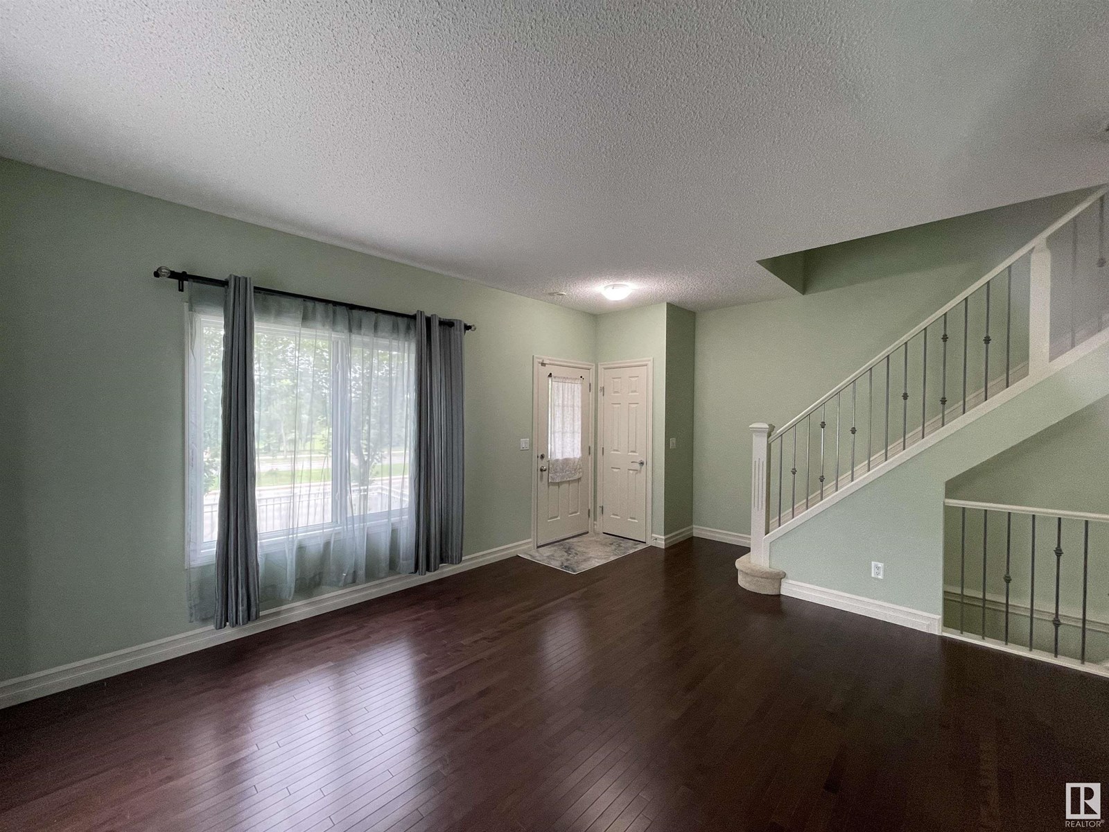 Photo 4 of 96 2003 Rabbit Hill Rd Nw, Edmonton AB