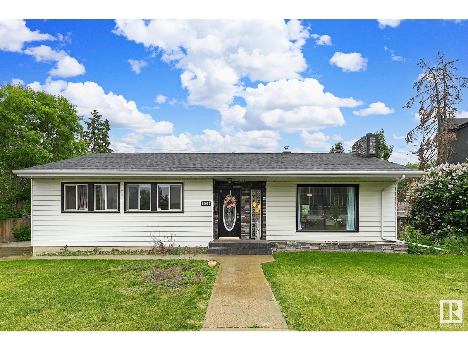 Photo 4 of 13915 13919 102 Av Nw, Edmonton AB