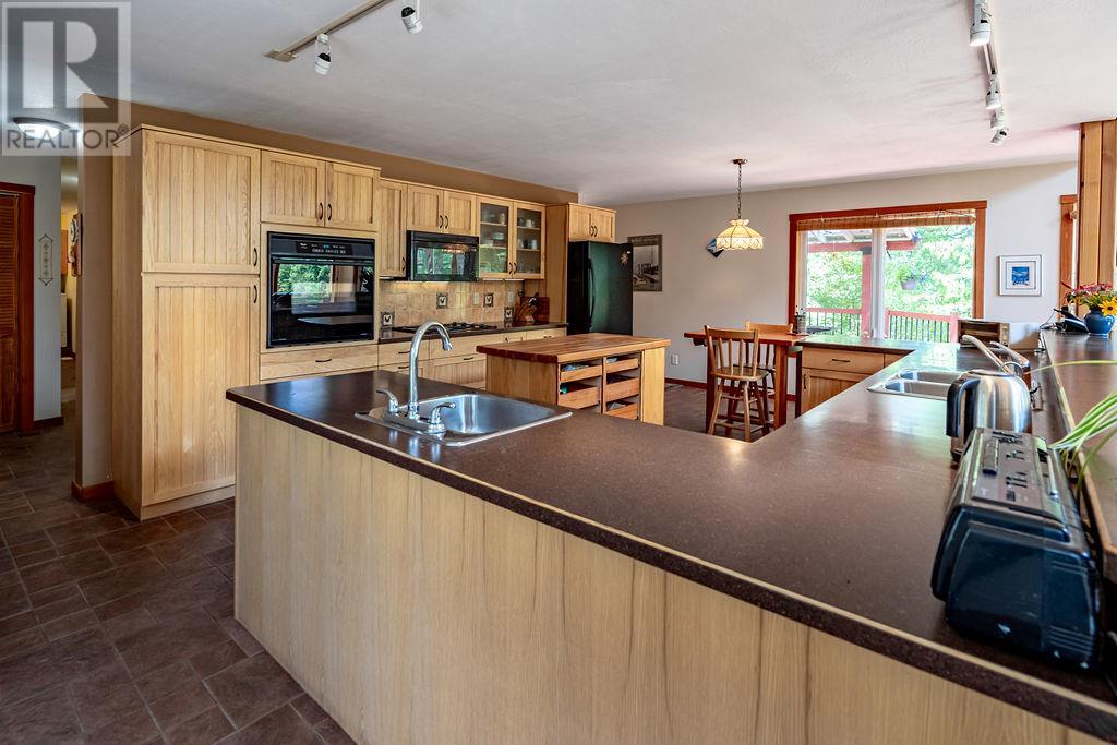 6105 Pine Ridge Road, Kaslo