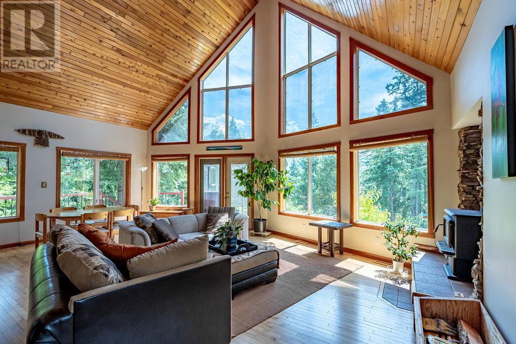 6105 Pine Ridge Road, Kaslo