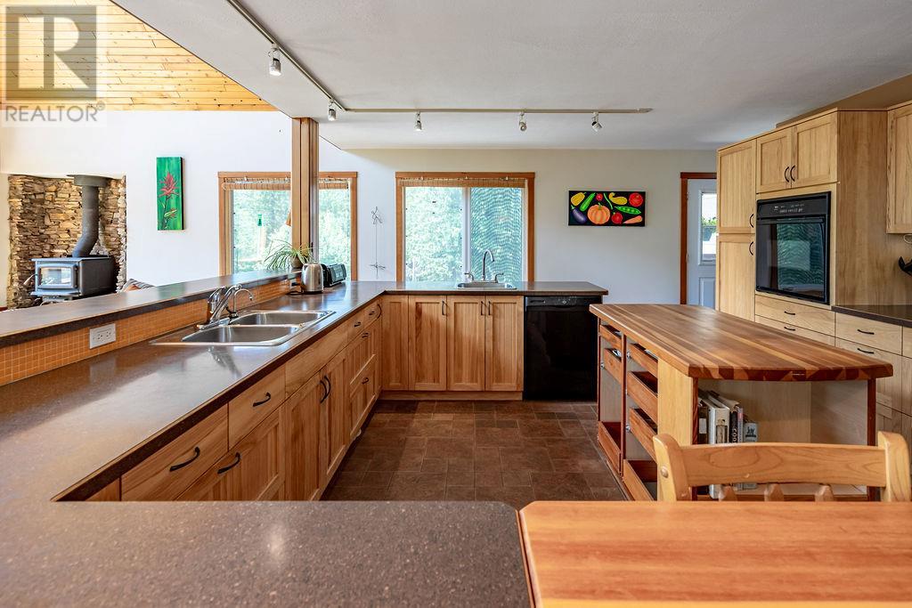6105 Pine Ridge Road, Kaslo