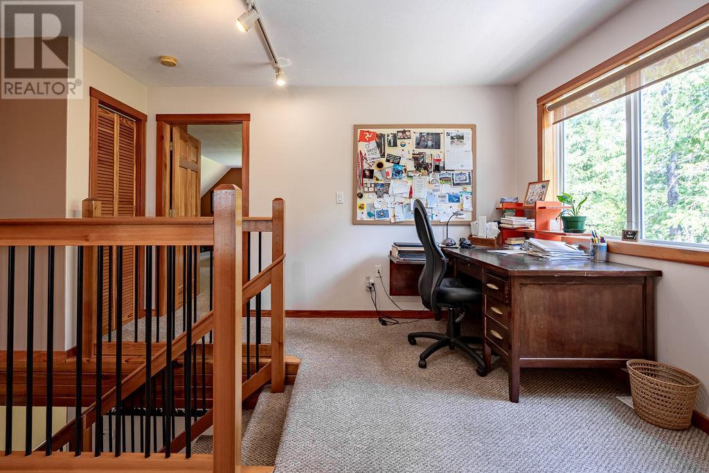 6105 Pine Ridge Road, Kaslo