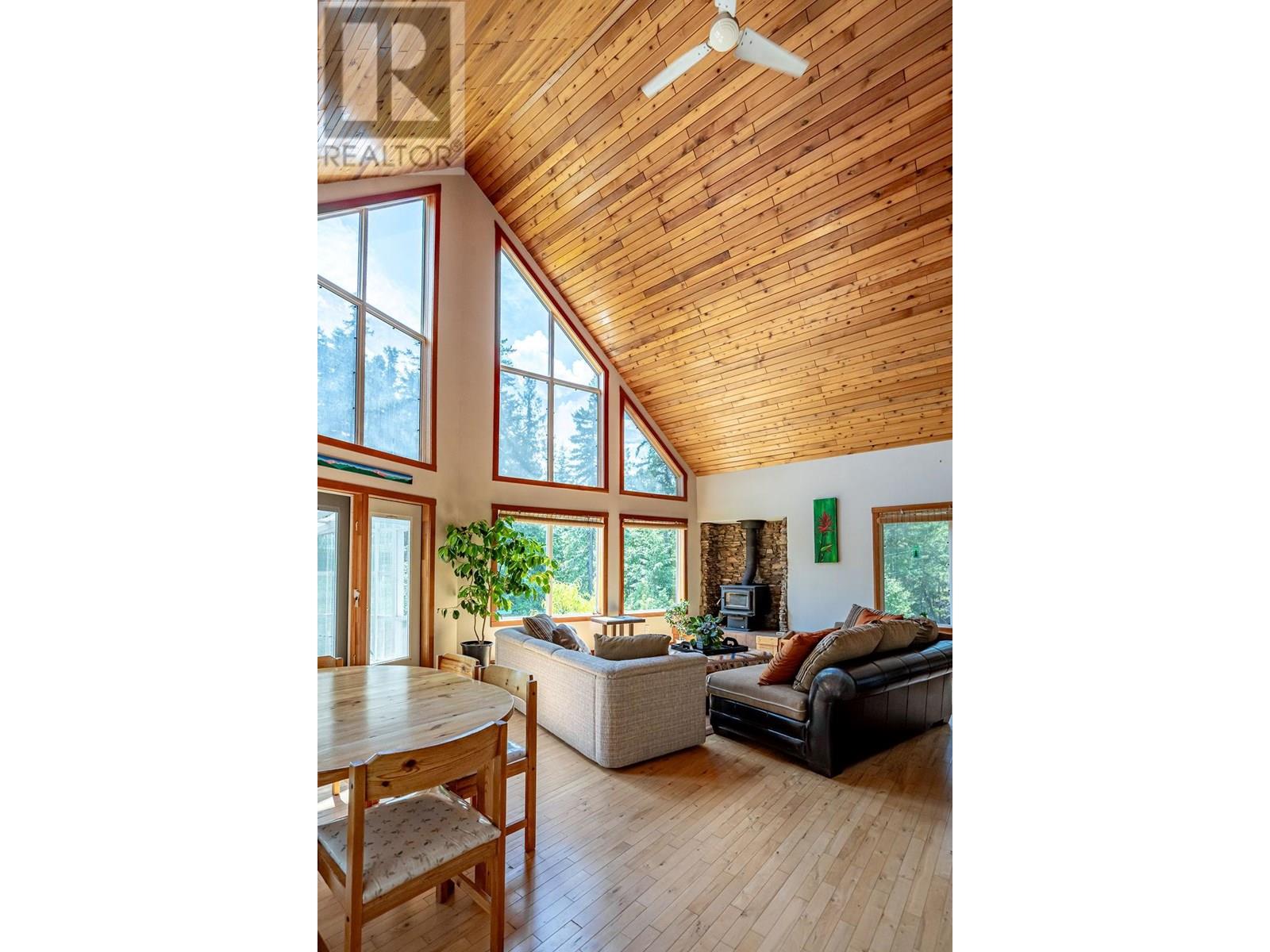6105 Pine Ridge Road, Kaslo