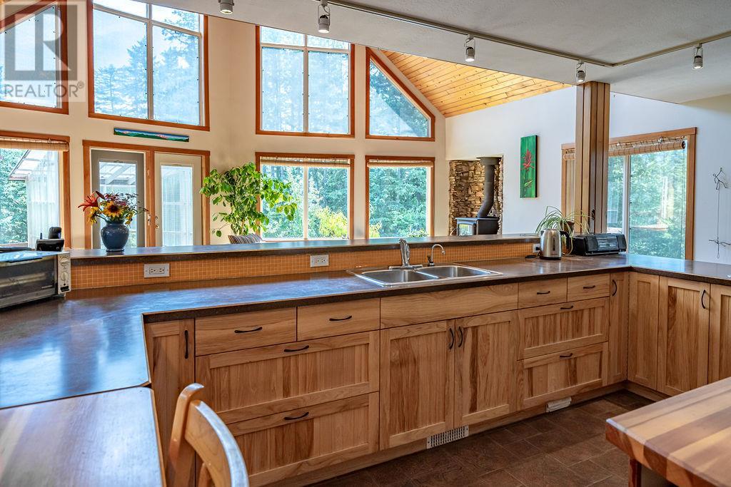 6105 Pine Ridge Road, Kaslo