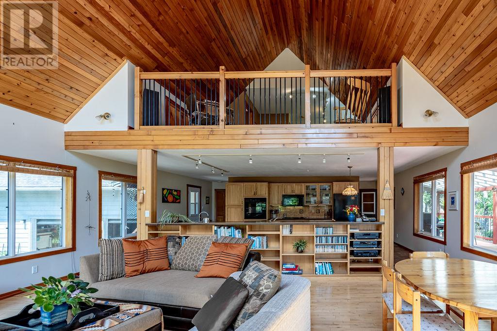 6105 Pine Ridge Road, Kaslo