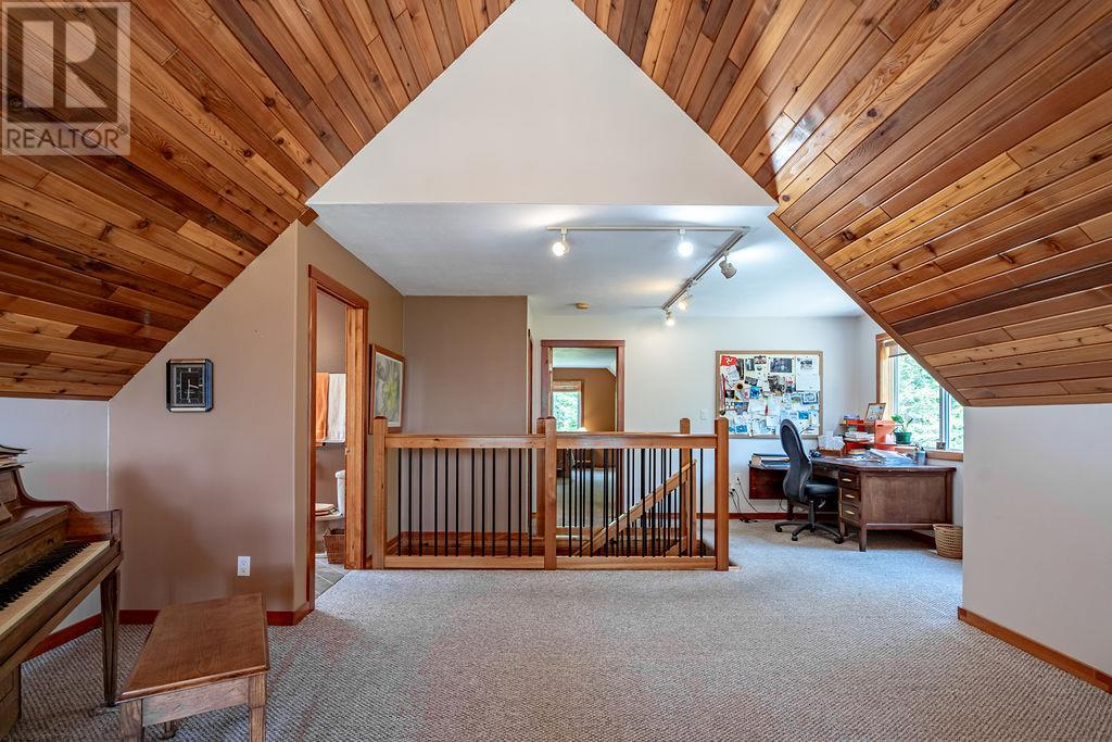 6105 Pine Ridge Road, Kaslo
