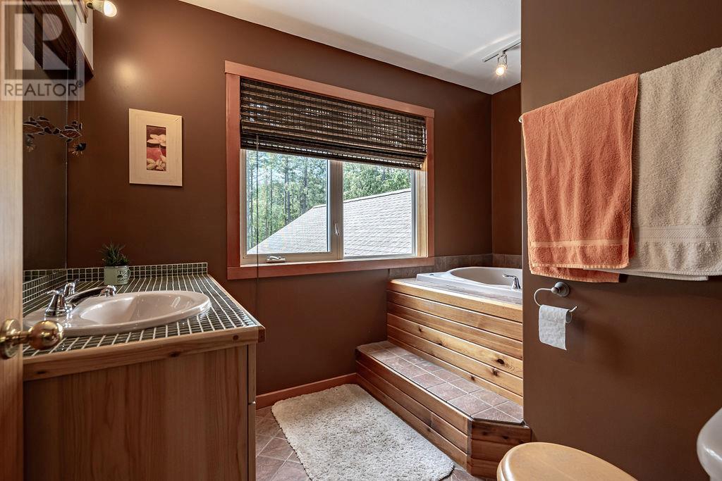 6105 Pine Ridge Road, Kaslo