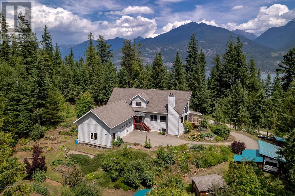 6105 Pine Ridge Road, Kaslo
