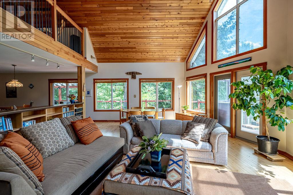6105 Pine Ridge Road, Kaslo