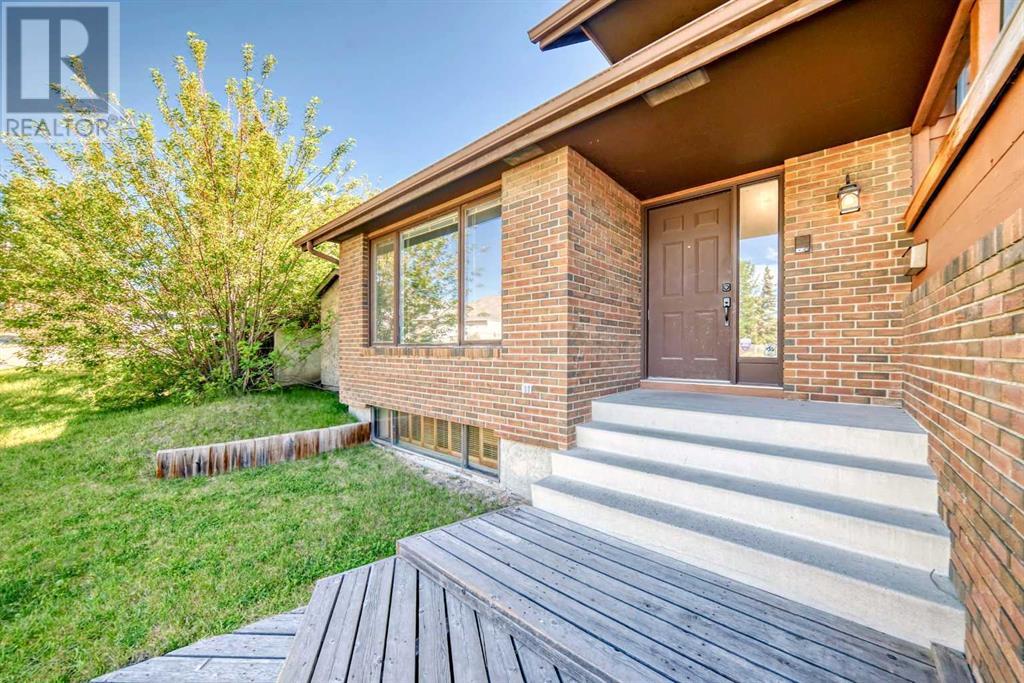 Single Family House 4 Level for Sale in  Hawksbrow Drive NW Hawkwood Calgary 