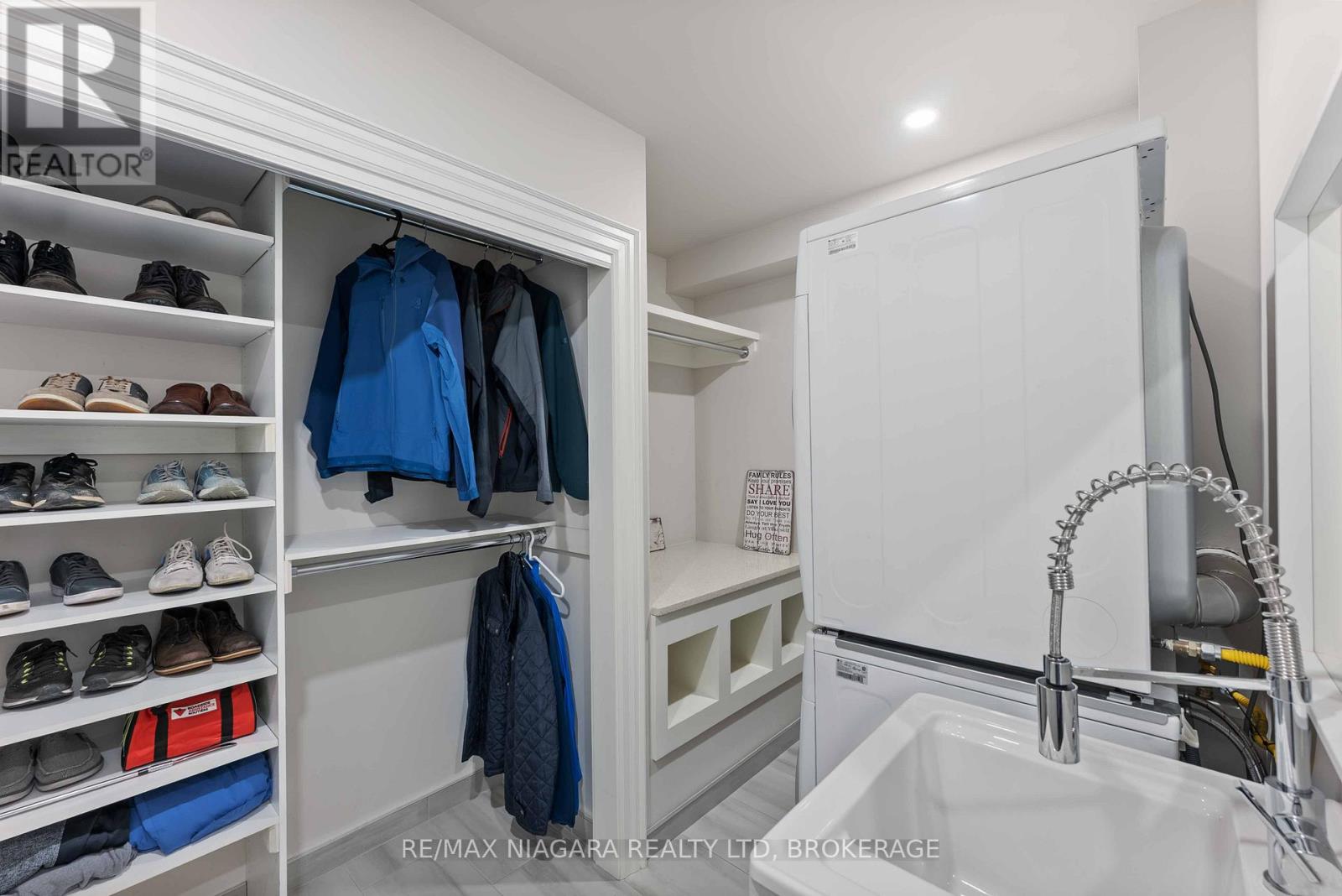 Photo 3 of 50 Sandalwood Crescent, Niagaraonthelake ON