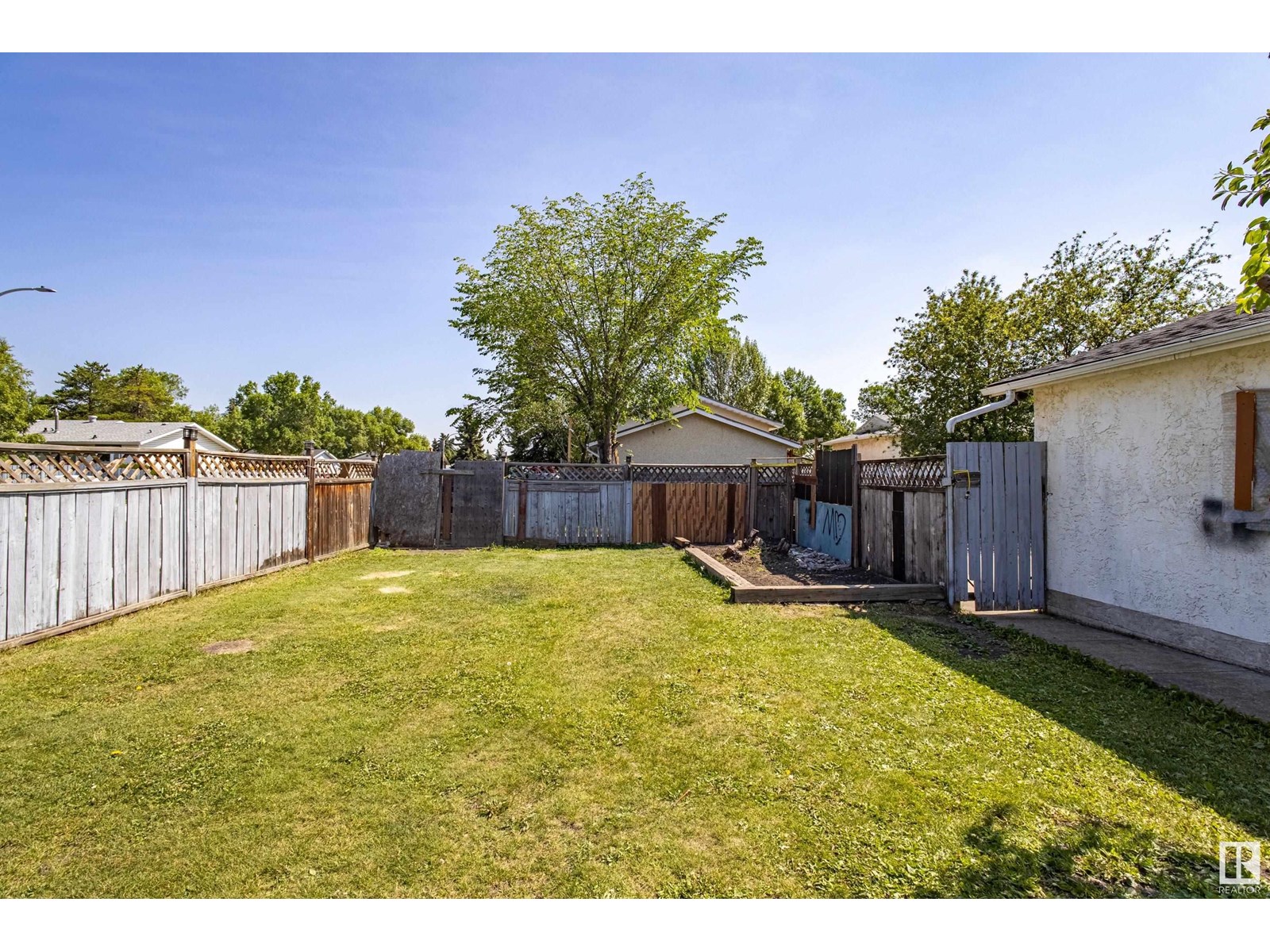 Photo 3 of 16729 109 A St Nw, Edmonton AB